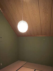 砂壁塗装DIY前の暗い和室の画像