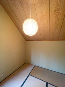 砂壁塗装DIY後の明るくなった和室の画像