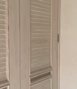 塗装前の靴箱ドアの画像