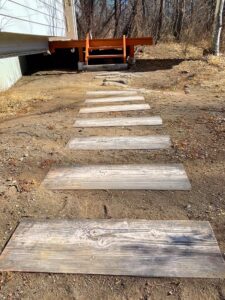 ウッドデッキ階段までの動線を飛び石にした画像