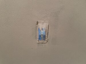 スイッチ、コンセントのマスキング施工後の画像