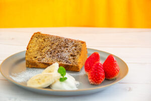 シフォンケーキ、カットバナナ、いちごの画像