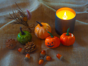 ハロウィン用、南瓜、どんぐり、松ぼっくりとランタンの画像