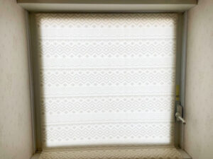 トイレの窓にスポンジタイプの冷気防止シートを貼った画像